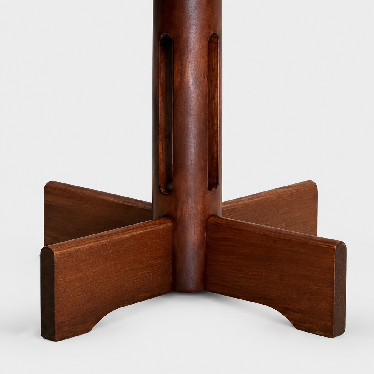 Wood base and lamp body detail