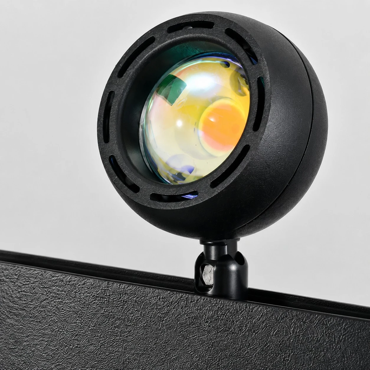 adjustable optical head on linear pendant light
