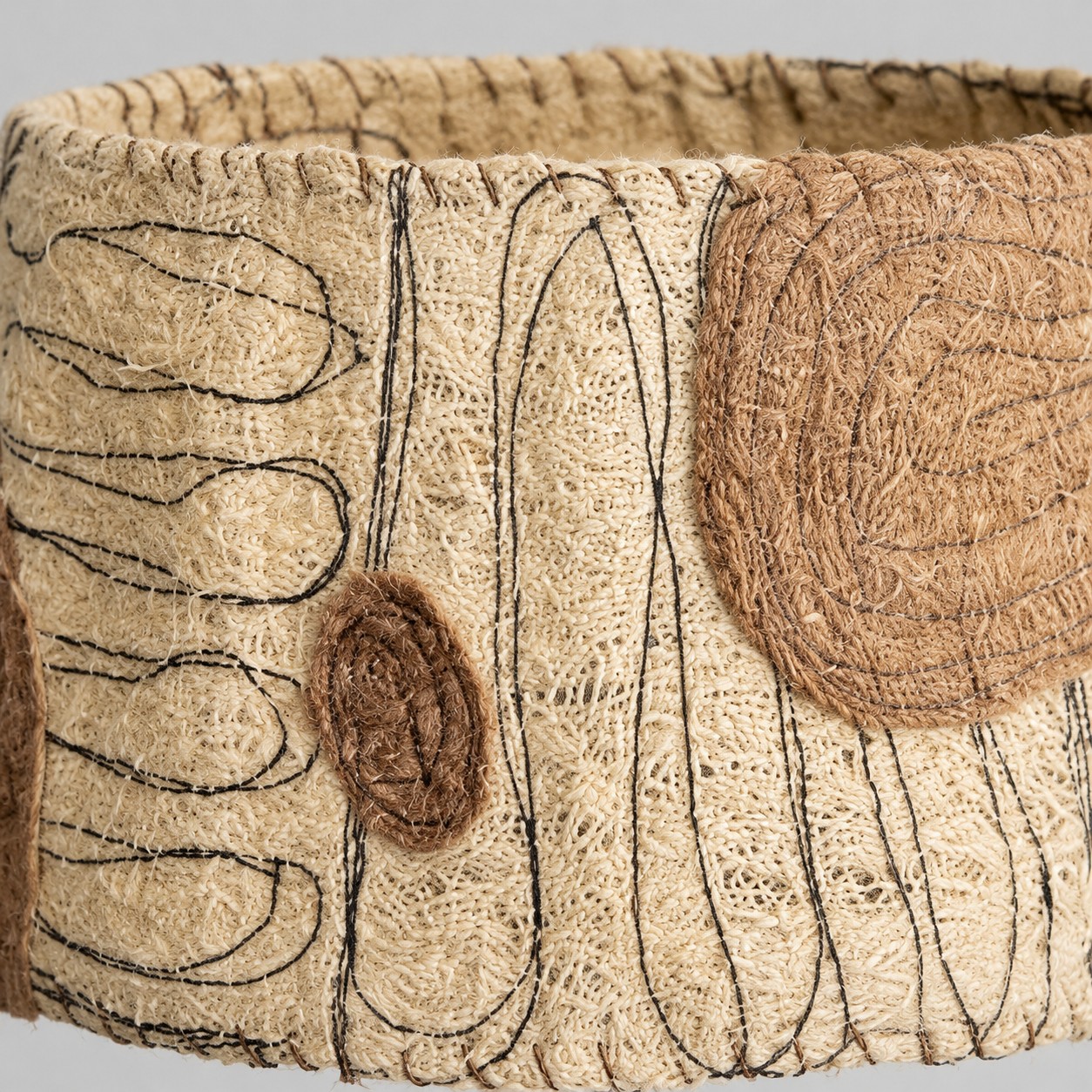 Loofah shade rim and stitched pattern detail