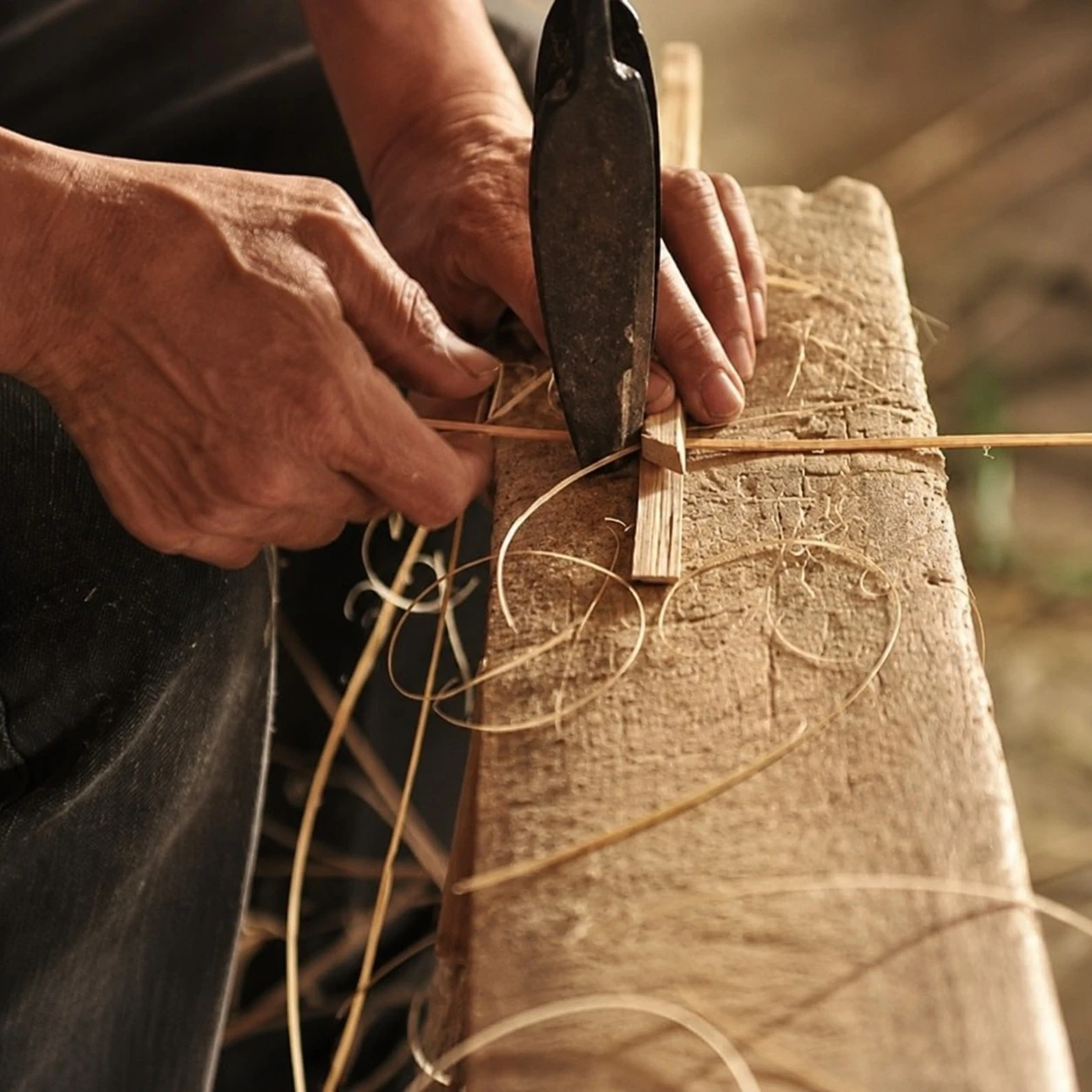 Preparing natural weaving strips by hand
