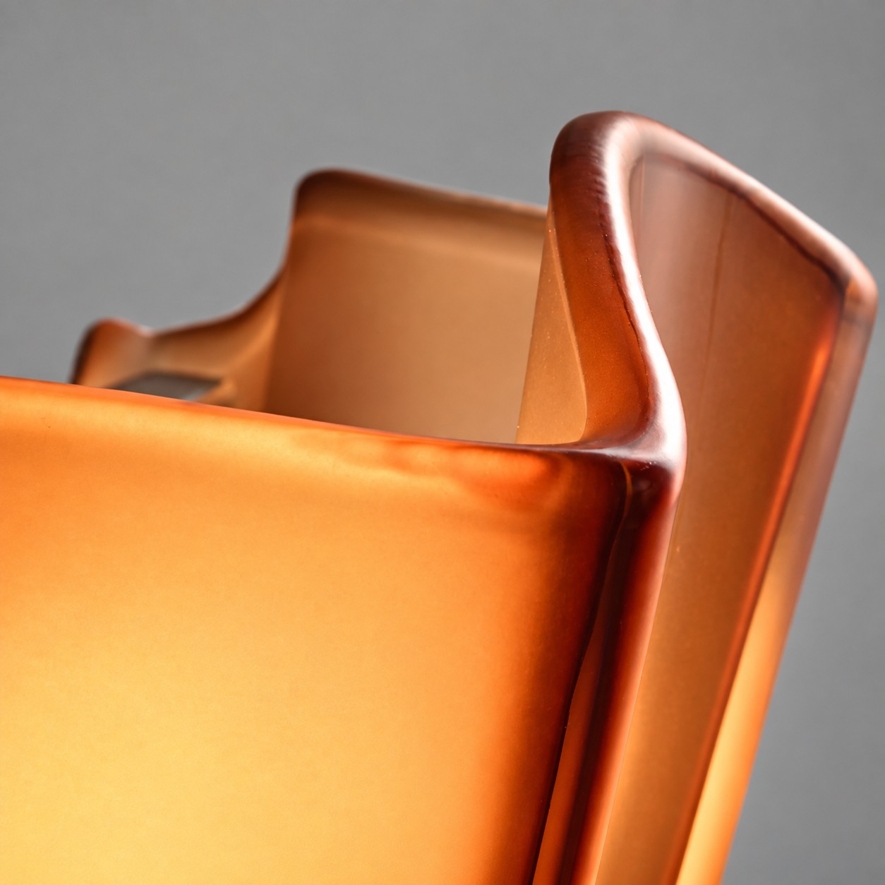 Close-up of the folded amber glass rim
