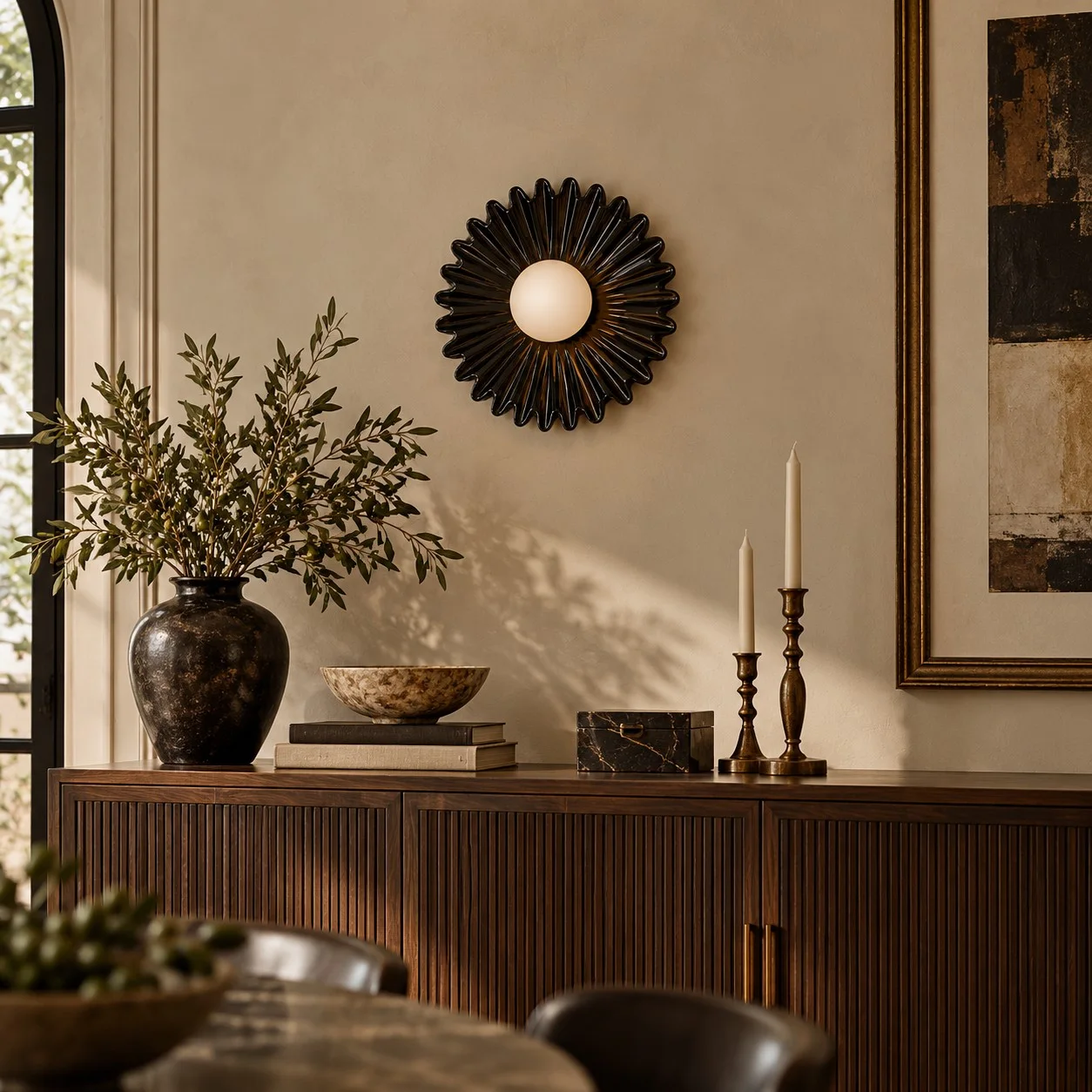 Applique fleur noire centrée au-dessus d'un buffet